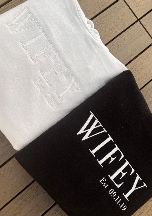 HUBBY / WIFEY Est. | Personalisierte Kleidung