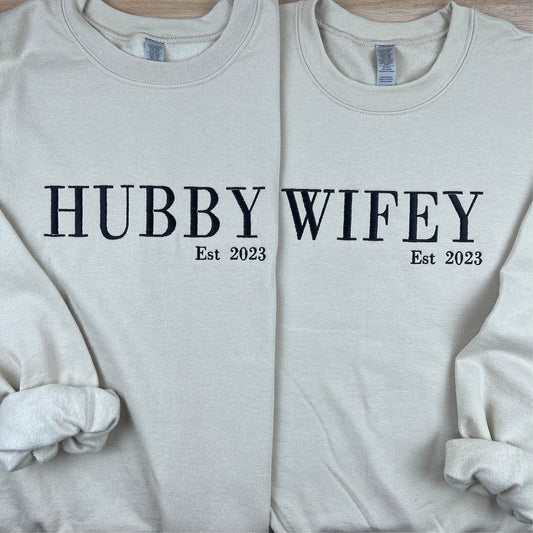 HUBBY / WIFEY Est. | Personalisierte Kleidung