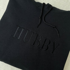 HUBBY / WIFEY / BRIDE | Personalisierte Kleidung