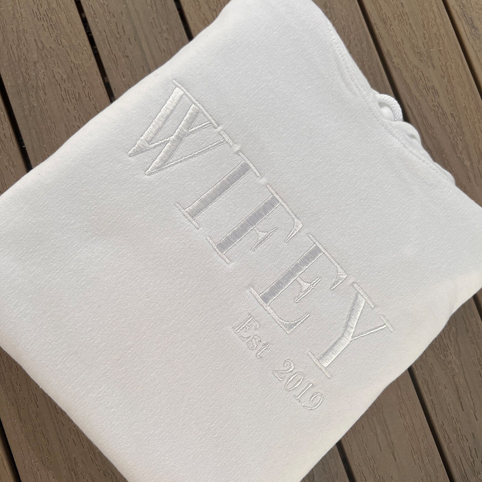 HUBBY / WIFEY Est. | Personalisierte Kleidung