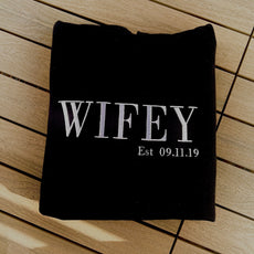 HUBBY / WIFEY Est. | Personalisierte Kleidung