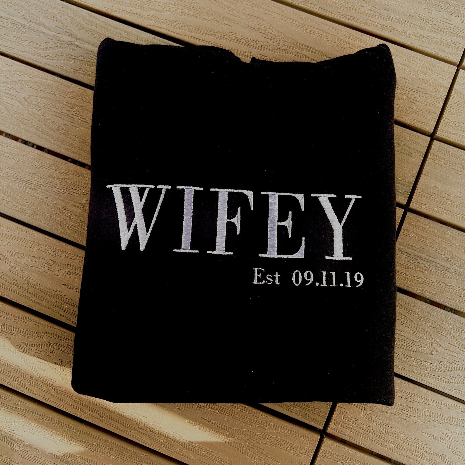 HUBBY / WIFEY Est. | Personalisierte Kleidung
