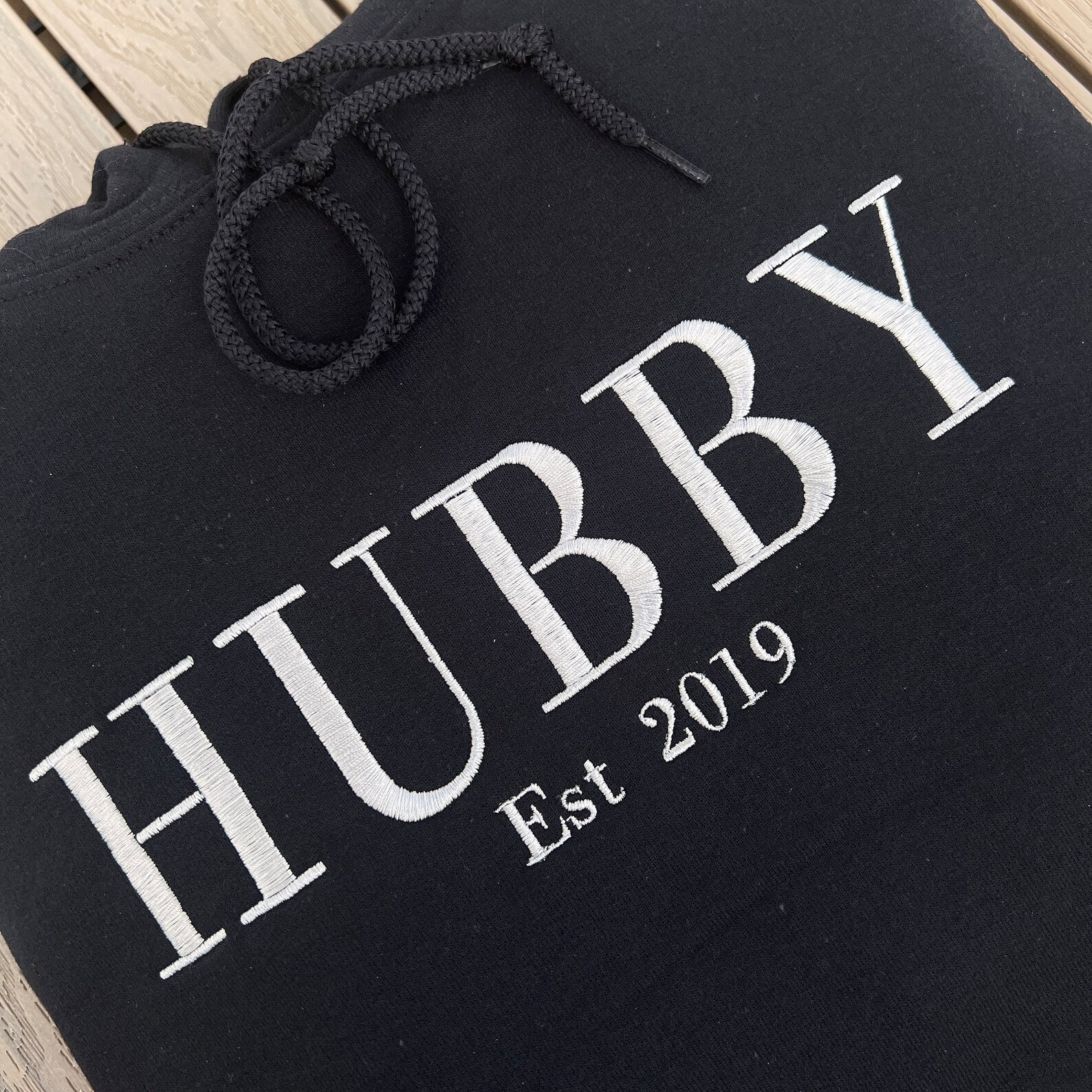 HUBBY / WIFEY Est. | Personalisierte Kleidung