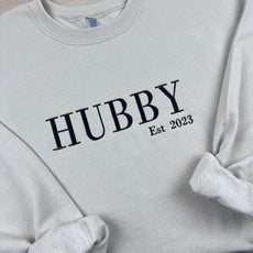 HUBBY / WIFEY Est. | Personalisierte Kleidung