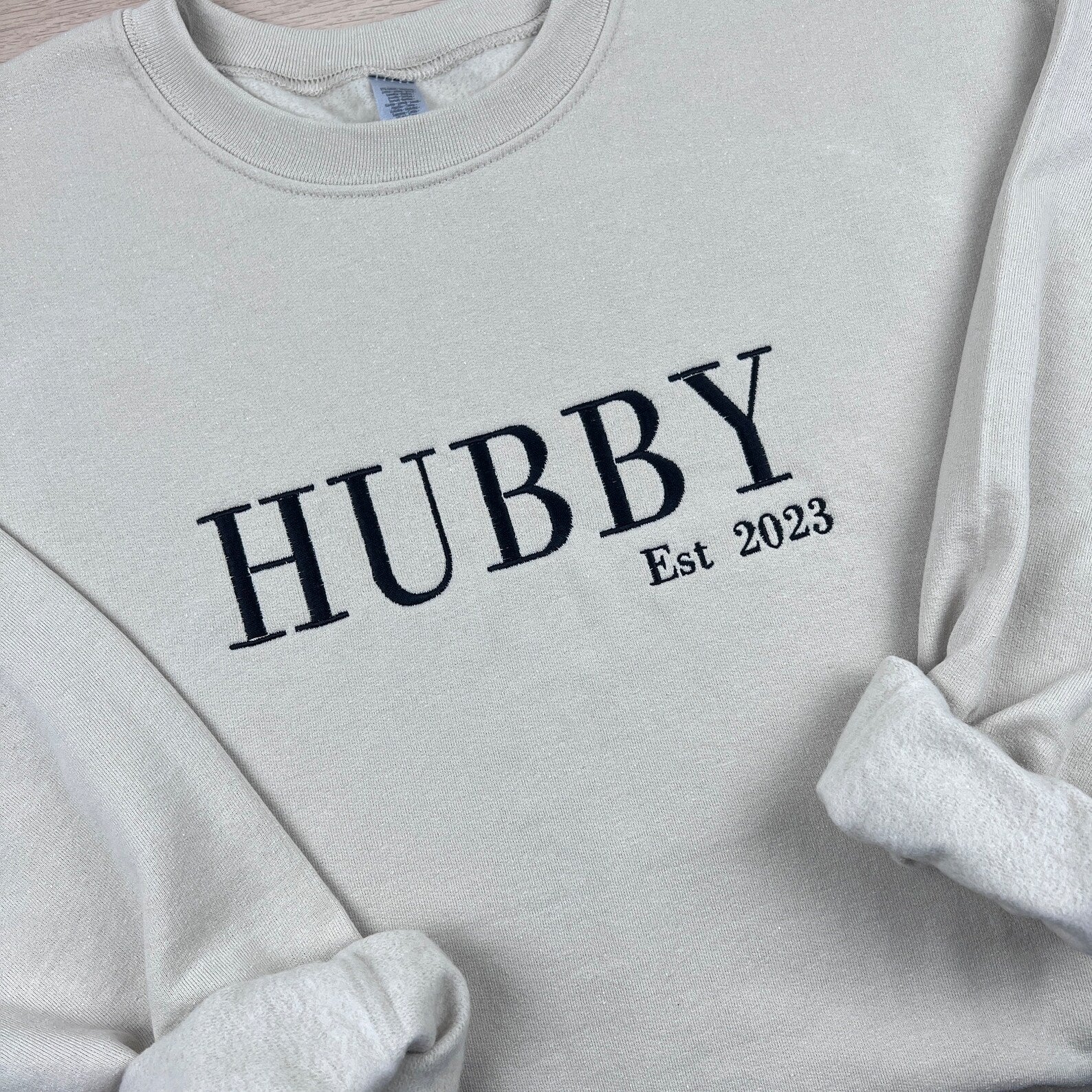 HUBBY / WIFEY Est. | Personalisierte Kleidung